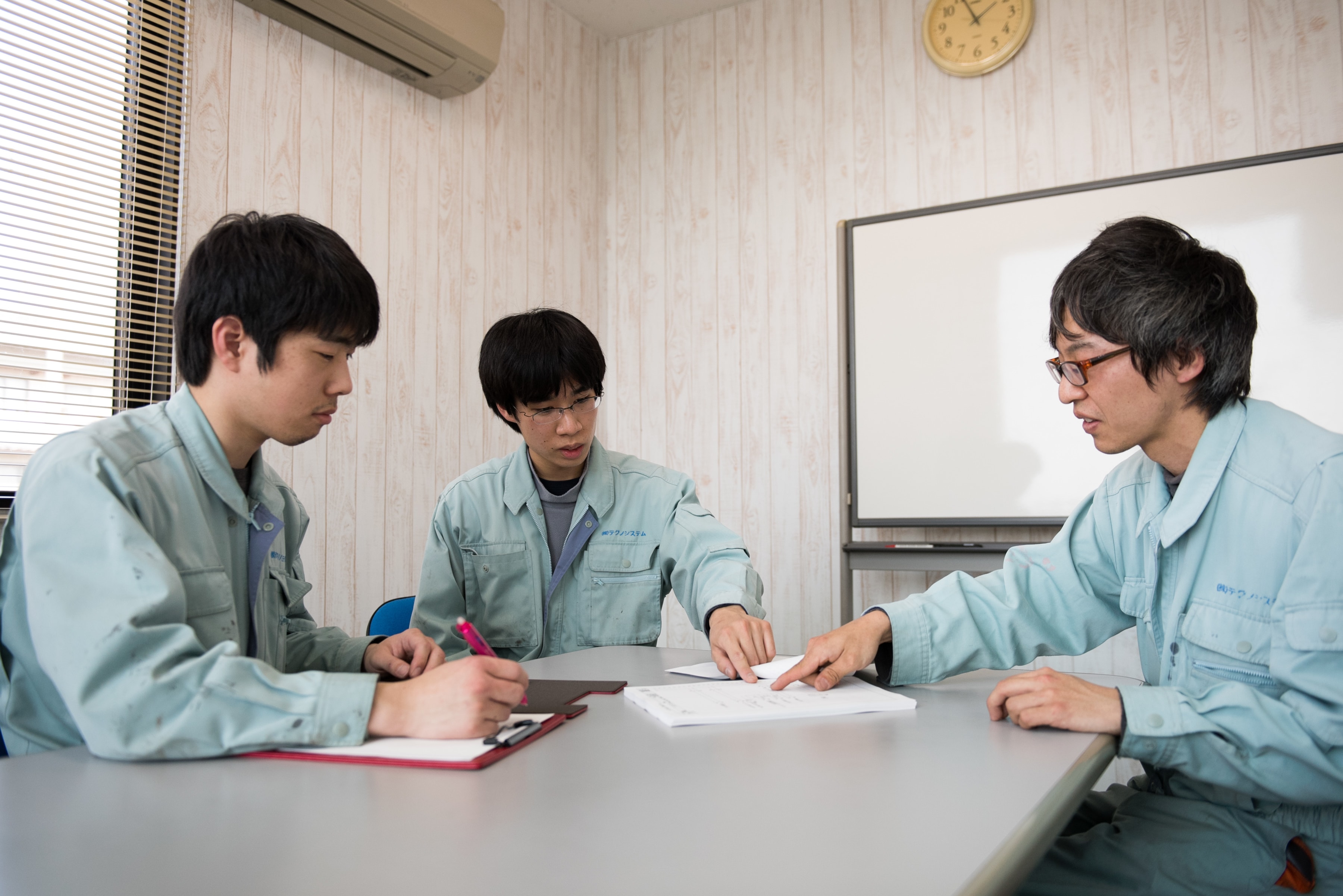 会議風景 - チームで議論する様子