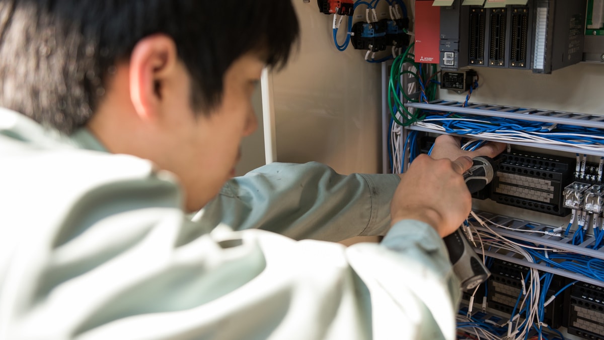 制御盤作業の様子
